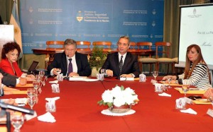 Alak_en_la_presentación_de_la_comisión_de_debate_sobre_el_régimen_de_adopciones.