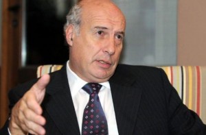 Esteban domina 4