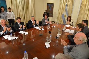 Cristina_Fernández_de_Kirchner_con_representantes_de_la_cadena_vitivinícola