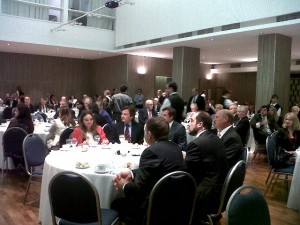 politicos escuchan a Parga