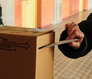 URNA depositandando voto