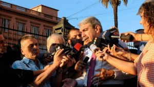 anibal fernandez rueda de prensa en el ingreso de Casa Rosada