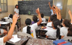 docente en el aula participación