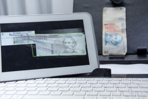 Tablet_con_el_software_desarrollado_captura_la_imagen_de_un_billete_INTI