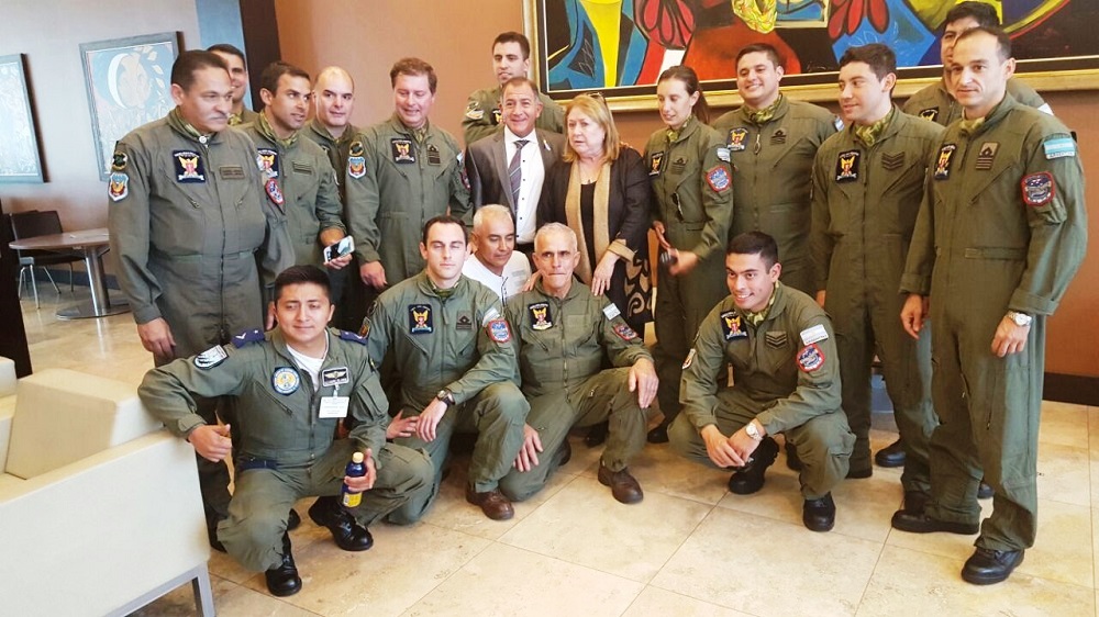 La tripulación del Hércules que llevo la ayuda argentina a Ecuador, junto a la canciller Malcorra y el embajador Juez.