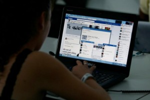 adolescente-frente-a-la-compu-facebook