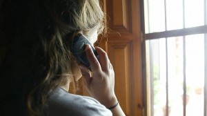 violencia-genero-mujer-hablando-por-celular